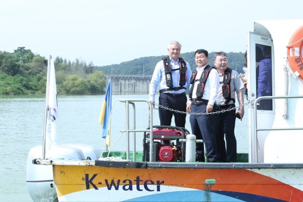 한국수자원공사 윤석대 사장(사진의 가운데)이 9월 12일 한국수자원공사를 찾은 드미트로 포노마렌코(Dmytro Ponomarenko, 사진의 왼쪽) 주한 우크라이나 대사와 대청댐을 방문하여 물관리 시설 운영 및 관리 현황 등을 살펴보고 있다.