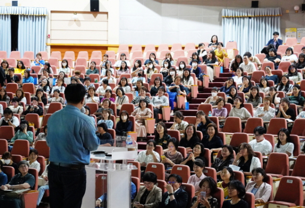 지난 12일,  정재승 카이스트 교수를 초청해 ‘뇌과학과 영유아 미래 교육’을 진행했다.