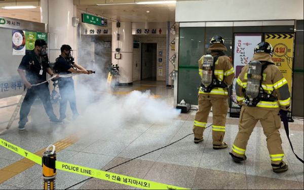 도시철도 지족역에서 실시한 테러대비 훈련에서 공사 자위소방대와 소방대원들이 화재를 진압하고 있다.