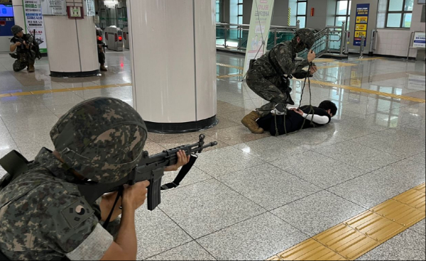 군 테러진압대원들이 테러범을 현장에서 제압하고 있다.