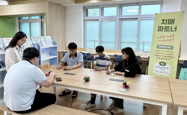 지난 13일 남면중학교에서 열린 치매인식 개선 캠페인 모습.