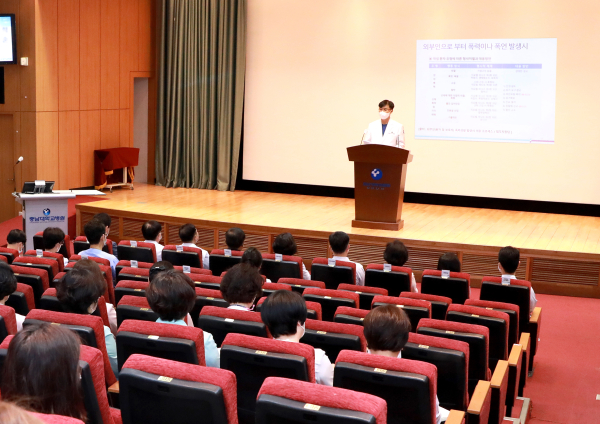 고위직을 대상으로 ‘부패방지(행동강령과 갑질 금지)’를 주제로 하는 교육 진행 모습