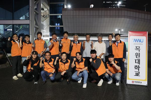 지난 13일 오후 대전역 광장에 목원대 구성원들이 노숙인 급식 봉사를 마치고 기념촬영