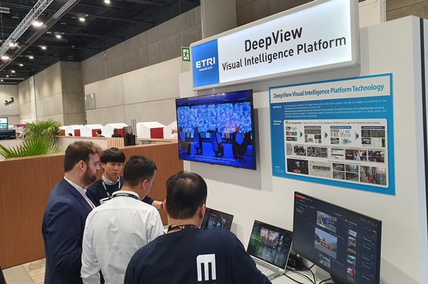 IFA 베를린 2023에서 딥뷰 기술을 시연하는 ETRI 연구진
