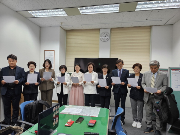 민주당 소속 서구의원들이 14일 대전시의회 기자실을 찾아 서철모 청장의 구민 사과를 촉구했다.