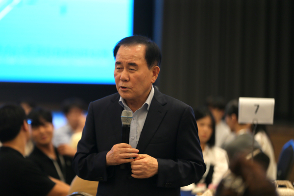 14일 예산에서 열린 초등 신규교사 역량강화 1기 직무연수에서 김지철 교육감이 인사말을 하고 있다