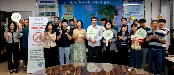 김동일 보령시장, ‘바이바이 플라스틱'  챌린지 동참 모습