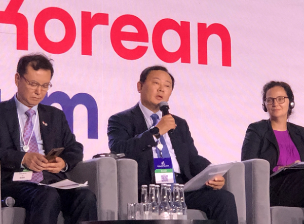 임종일 부이사장(가운데)이 폴란드 크리니차 포럼의 주요 세션인 ‘한-폴란드 포럼’에서 지난 14일 발제를 이어가고 있다. (왼쪽부터 KIND 원병철 본부장, 국가철도공단 임종일 부이사장, 파트리차 브루드니카 우크라이나 개발협력 전권대표 자문관)