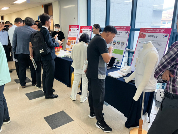 지난 12일 한밭대학교에서 열린 제2회 한중 비즈니스 합작상담회에 참여한 국내 기업들이 기업 소개 및 제품 시연을 진행하고 있다.