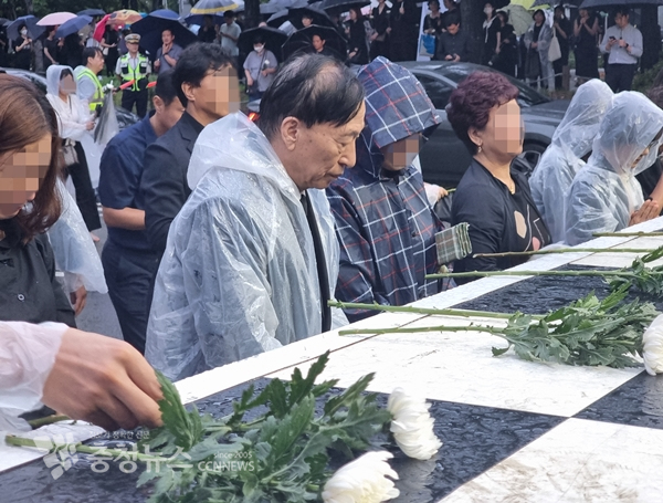 설동호 교육감이 추모제가 끝난 뒤 연단에 헌화하고 있다.