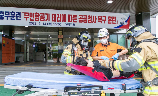 2023년 충무훈련‘무인항공기 테러에 따른 청사복구 실제 훈련’에 참여한 대덕소방서 관계자들이 부상자를 이송하고 있다.
