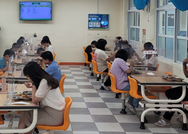 지난해 오프라인으로 진행된 수산물 요리교실에서 학생들이 장어를 이용해 만든 급식을 먹고 있는 모습