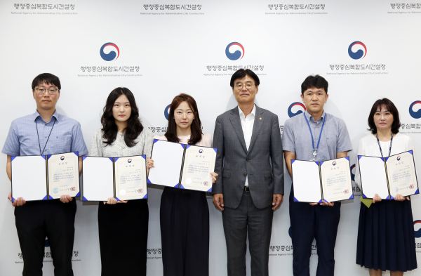 상반기 적극행정 우수공무원 시상 (왼쪽부터) 윤준호 주무관(우수상), 안지혜 주무관(우수상), 김은미 주무관(최우수상), 김형렬 청장, 최규원 주무관(장려상), 송지현 기록연구사(장려상)