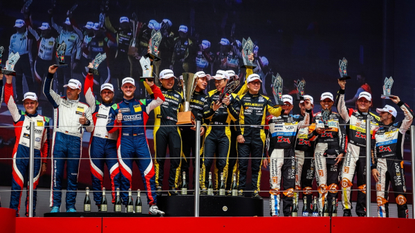 (가운데) 한국 24시 바르셀로나 GT4 클래스 포디엄 정상에 오른 한국 아트라스BX 모터스포츠 레이싱팀