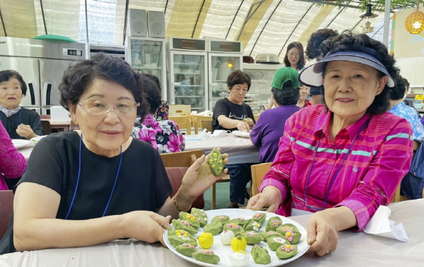 대전시사회서비스원 소속 서구종합재가센터가 전통떡마을에서 다양한 종류의 떡에 대해 배우고 직접 떡을 만드는 시간을 가졌다.