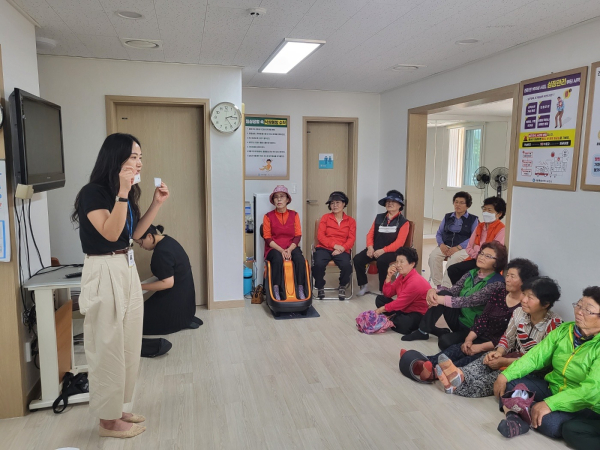 지난 15일 공단 관계자가 농약 사용 시 공병 라벨링 방법과 필요성을 교육하고 있다.