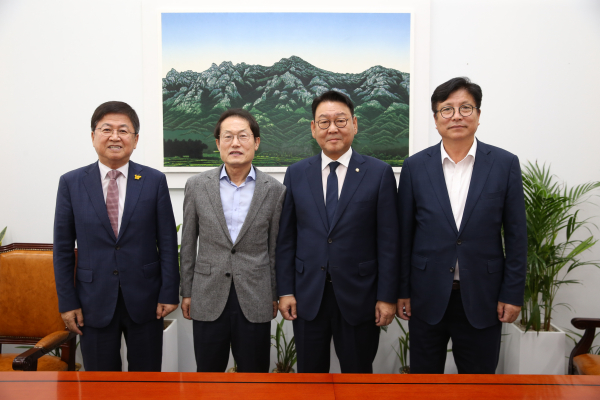 18일 오전 국회 본관에서 열린 간담회 후 기념사진