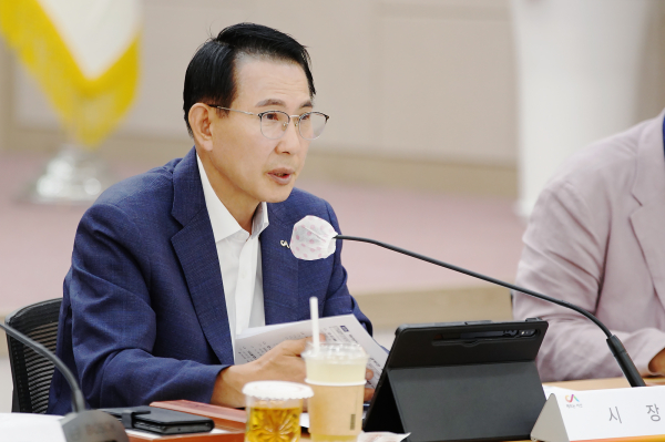 이완섭 서산시장이 지난 18일 서산시청 대회의실에서 열린 ‘2024 신규시책 발굴 보고회’를 주재하는 모습