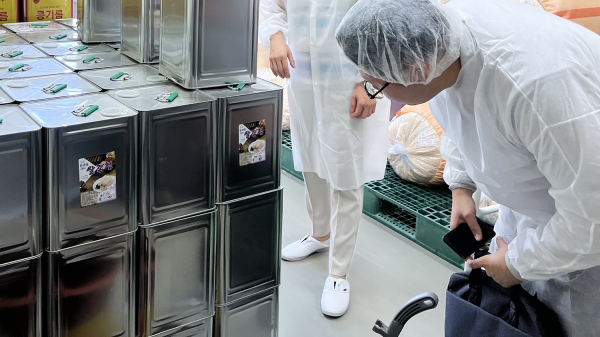 지난 8일 서산시 관련 공무원이 관내 한과 제조업체를 점검하는 모습