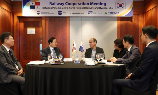 임종일 부이사장(왼쪽 두 번째)이 19일(화) GICC행사에서 파나마 메트로 공사 페레즈 바레토 아브디엘 부사장(왼쪽 세 번째), 현대건설 김기범 본부장(오른쪽 두 번째)과 함께 면담을 진행하고 있다.