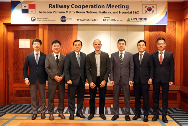 국가철도공단 임종일 부이사장(왼쪽 세 번째)이 19일(화) GICC행사에 참석하여 기념촬영을 하고 있다.