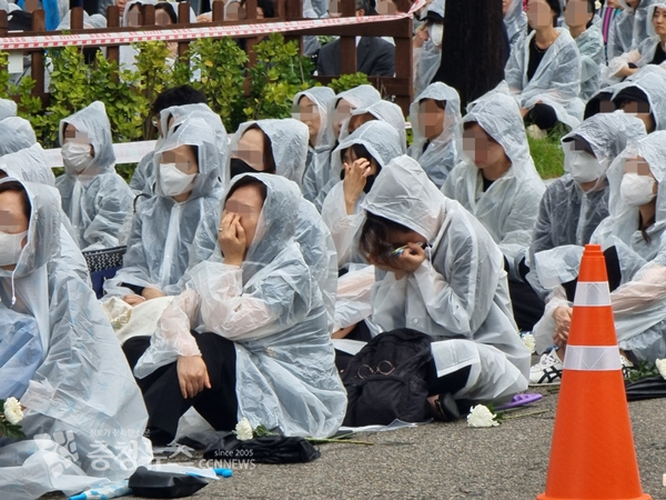 15일 열린 대전 초등교사 추모제에서 동료교사들이 울음을 터뜨리고 있다.