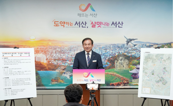 김일환 건설도시국장이 20일 시청 브리핑룸에서 도심 침수 대응사업을 설명하는 모습