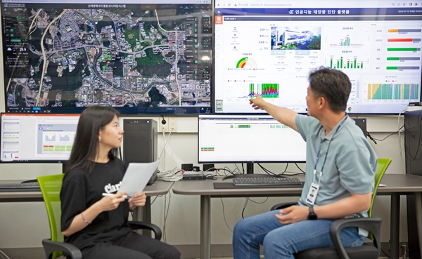 연구책임자인 고석환 박사가 개발한 기술에 대해 설명하고 있다