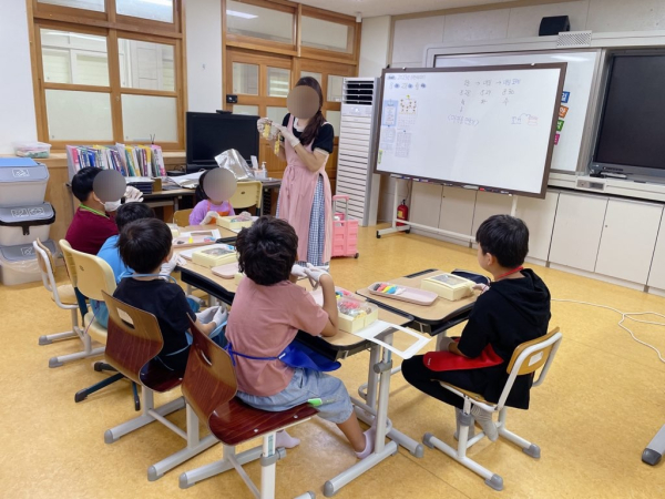 읍면지역 특수교육 대상 학생들이 (왼쪽부터) 마카롱아트, 베이킹 프로그램에 참여하고 있다.