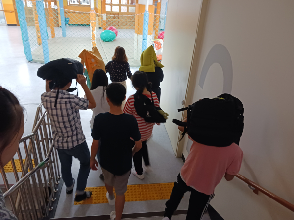 세종누리학교 학생들이 지진 대피 훈련을 하고 있다.