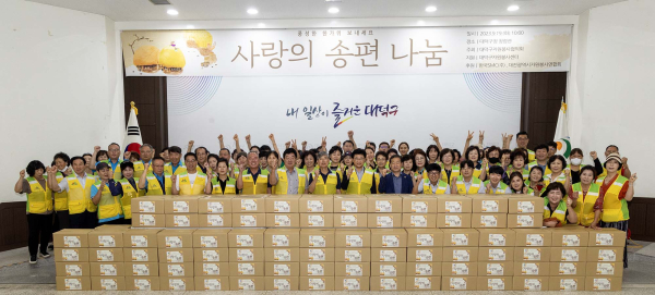 지난 19일 구청 청렴관에서 지역의 어려운 이웃에게 전달할 송편 꾸러미를 포장한 후 기념 촬영을 하고 있다