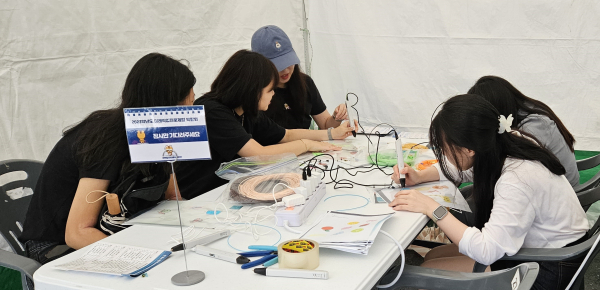 20일 ‘4차 산업 미래직업 진로체험’이 열린 가운데 학생들이 3D펜으로 그림을 그리고 있다