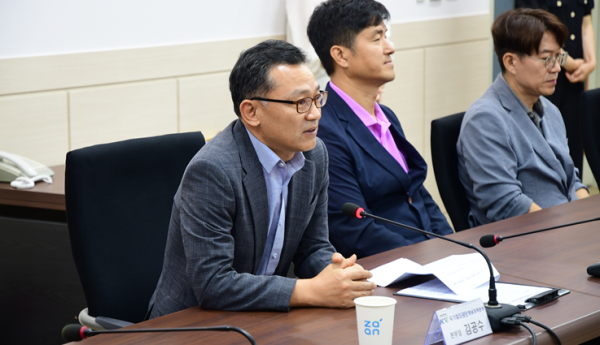 국가철도공단 김공수 영남본부장(왼쪽 첫 번째)은 20일 부산방보훈청에서 국가유공자 가족들에게 감사의 인사말을 하고 있다.