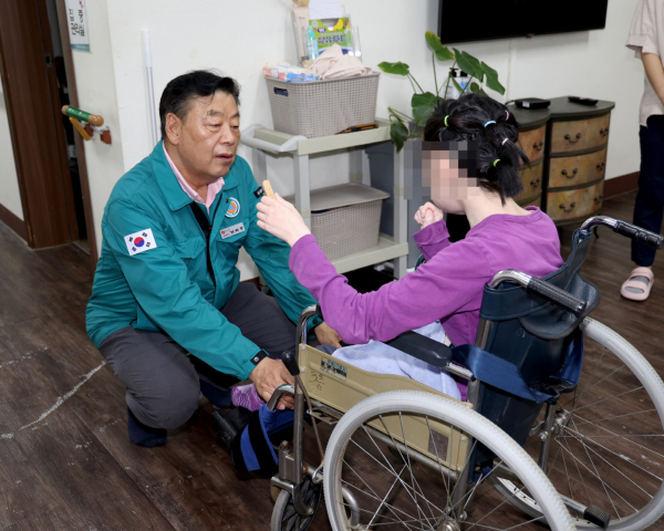 지난 20일 관내 복지시설을 찾은 가세로 태안군수.