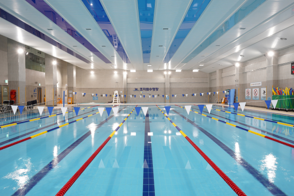 세종시설관리공단에서 운영하고 있는 조치원수영장의 실내 수영장사진