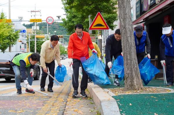 21일 이완섭 서산시장이 부춘동 일대 일원에서 추석맞이 국토대청소하는 모습