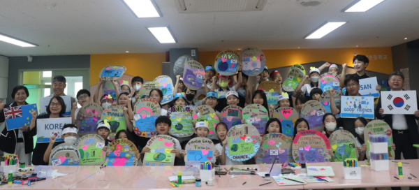 투발루 응원메시지를 작성한 부산 동성초등학교 학생들 활동 사진
