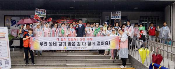 최충규 대덕구청장(사진 가운데)과 비래동 주민들이 20일 비래동 ‘우리동네 걷기 좋은 길’ 홍보를 마친 후 기념 촬영