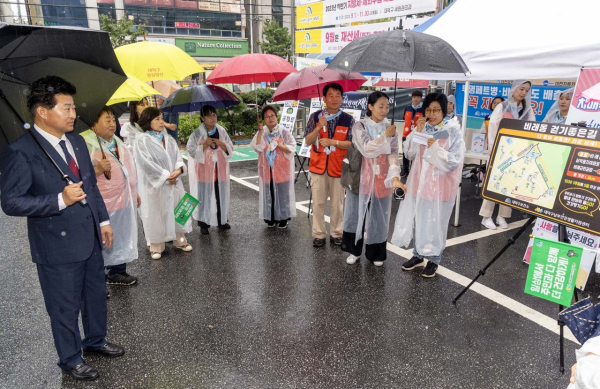최충규 대덕구청장(사진 왼쪽)이 지역 주민들과 함께 개발한 비래동 걷기 좋은 길 ‘다 같이 걸을래! 건강 비래!’ 코스 설명을 듣고 있다.