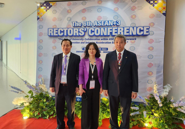 印尼 ‘ASEAN+3 컨퍼런스’ 한국대학 대표 참석 기념사진 (중앙 )조현숙 교수