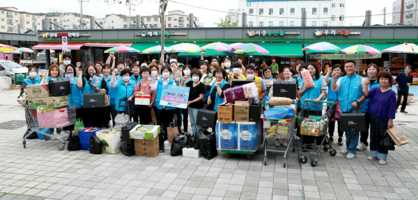 이날 당진제철소는 복지시설에 상품권을 전달하고 관계자와 함께 장보기 활동을 실시했다