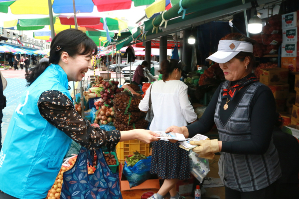 당진제철소는 복지시설에 상품권을 전달하고 관계자와 함께 장보기 활동을 실시했다