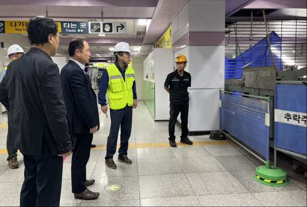 연규양 대전교통공사 사장(사진 왼쪽부터 두 번째)이 도시철도 1호선 중앙역 E/S공사 현장을 점검하고 안전사고 예방을 당부하고 있다.