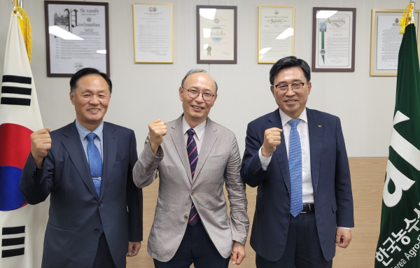 한국농수산식품유통공사 김춘진 사장(우측1번째), 왕규창 대한민국의학한림원장(가운데), 한희철 대한민국의학한림원 부원장(좌측1번째)