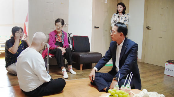 이완섭 서산시장이 22일 부춘동과 석남동에 거주하는 어르신을 찾아가 위문했다