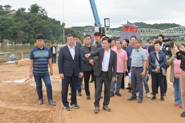 대백제전 현장 점검에 나선 김태흠 충남지사와 최원철 시장 모습