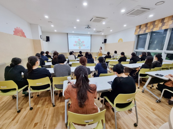 스마트폰 및 미디어 중독 예방 교육 진행 모습