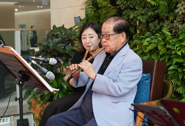 김희수 박사 단소연주 모습