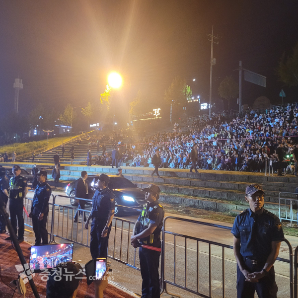 윤 대통령이 불꽃 놀이 직후 현장을 떠나는 모습