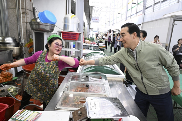 김광신 구청장과 구청관계자들이 지난 21~22일간 진행된 전통시장 장보기 행사 모습